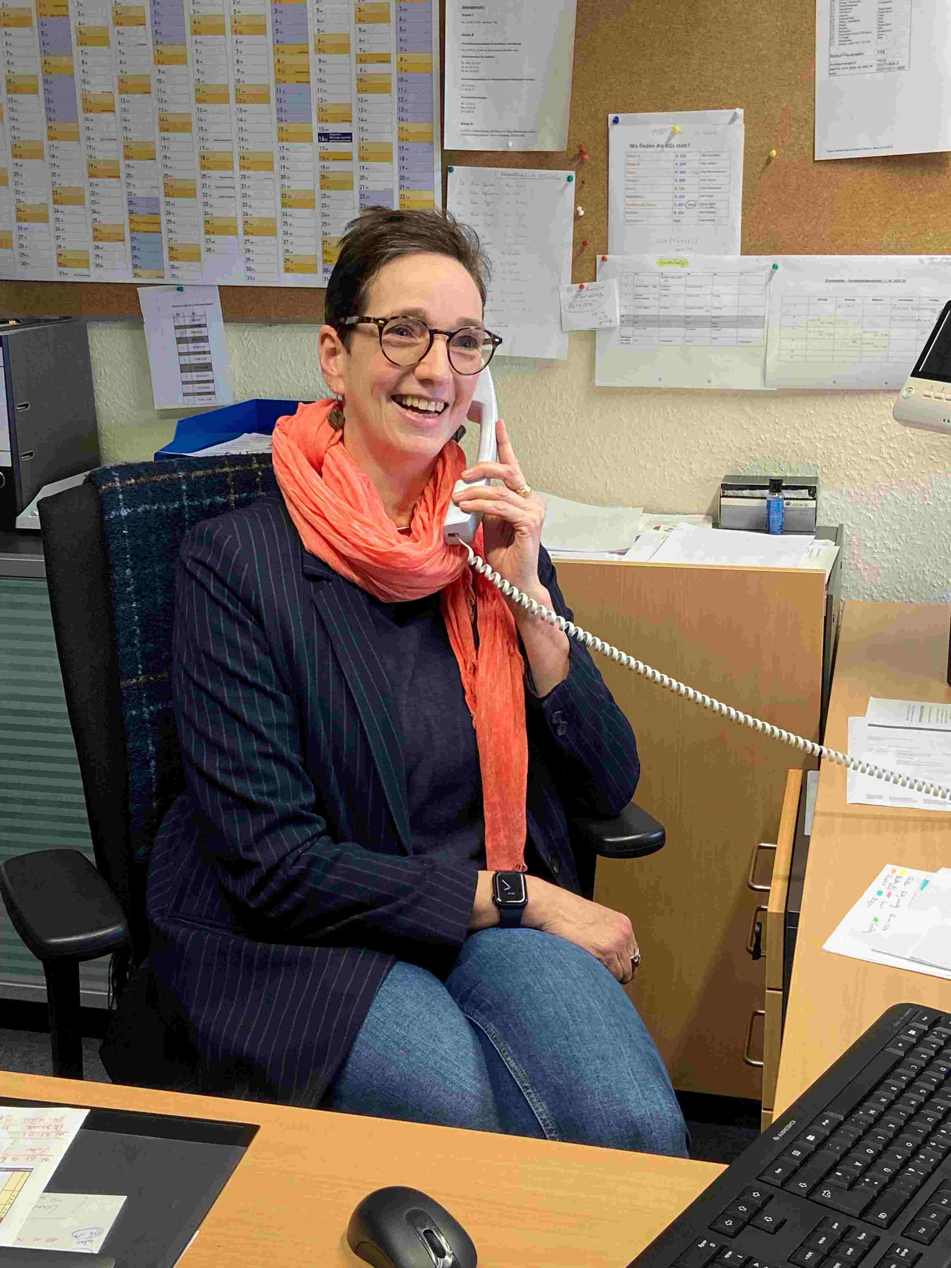 Frau Hagebölling die Telefoniert